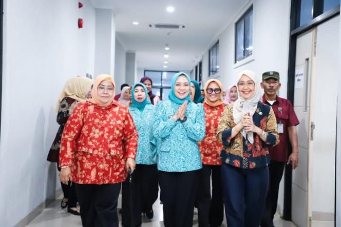 
					Ketua TP PKK Provinsi Lampung Berikan Bantuan Paket Makanan untuk Pasien RSUD Abdul Moeloek