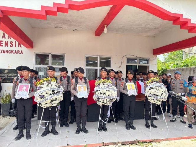 
					Polri Anugerahi Penghargaan Anumerta untuk Tiga Anggota Polda Lampung yang gugur