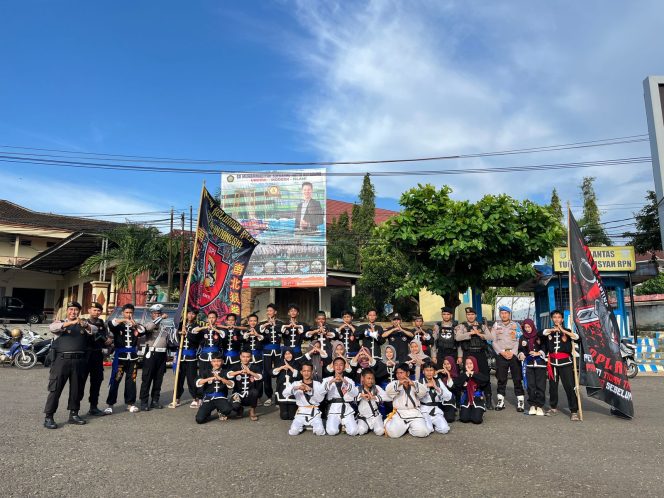 
					IKS PI Kera Sakti Cabang Lampung Utara Gelar Aksi Berbagi Takjil di Kotabumi