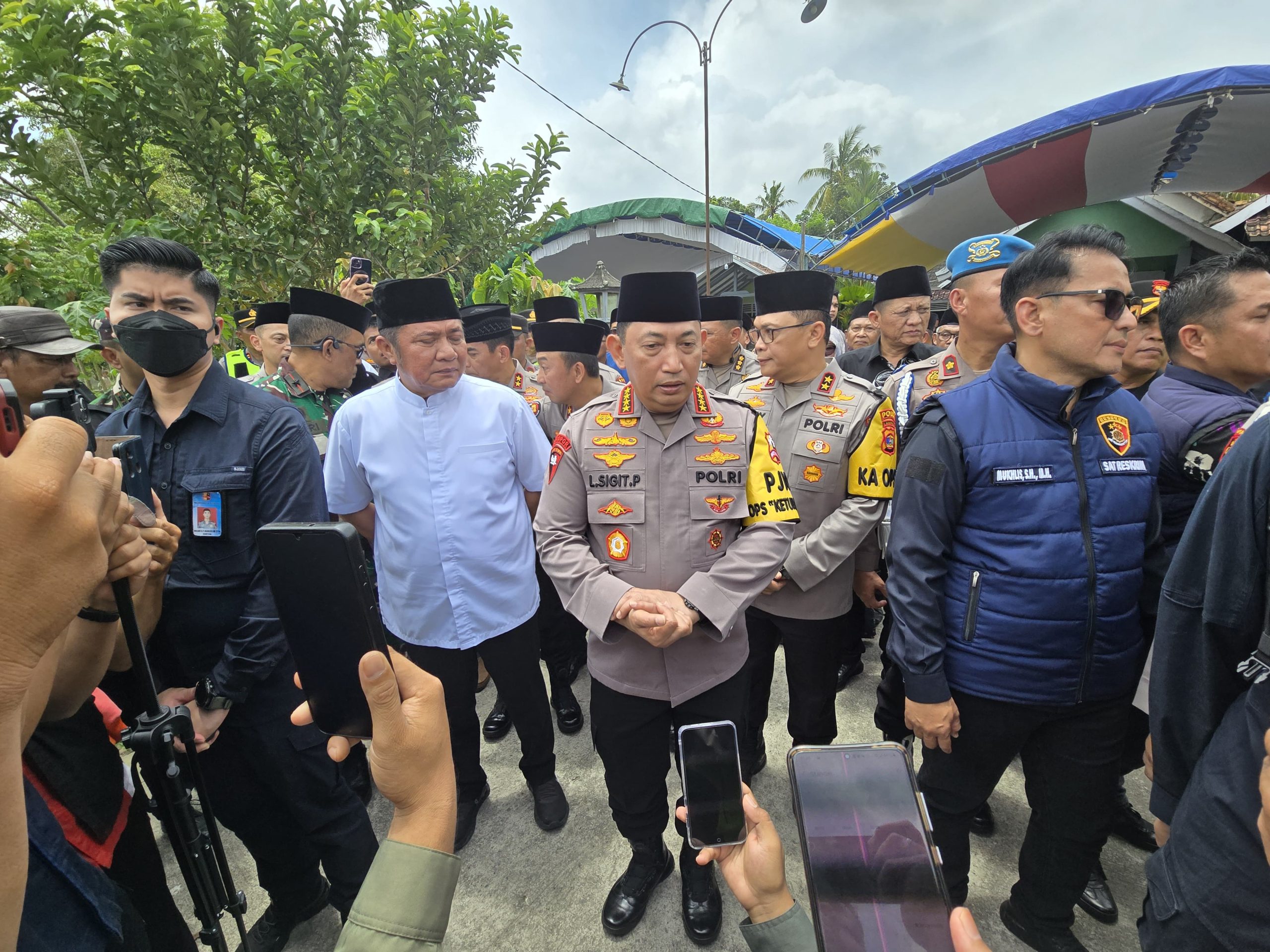 Momen Hangat Kapolri Kunjungi Keluarga AKP Anumerta Lusiyanto, Sampaikan Dukacita Mendalam