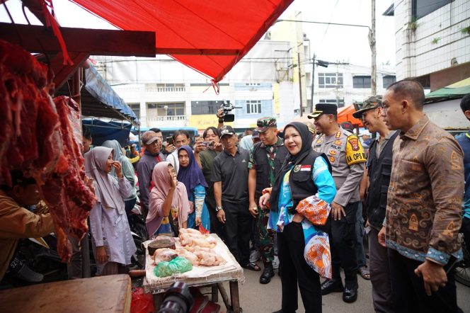 
					Tim Pengendalian Inflasi Daerah (TPID) Bersama Wali Kota Bandar Lampung Lakukan Sidak di Pasar