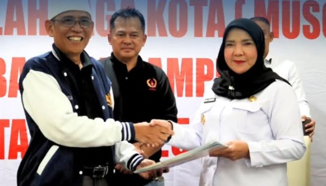 
					Walikota Bandar Lampung Hj. Eva Dwiana secara aklamasi kembali terpilih sebagai ketua umum KONI Bandar Lampung masa bhakti 2025-2029.