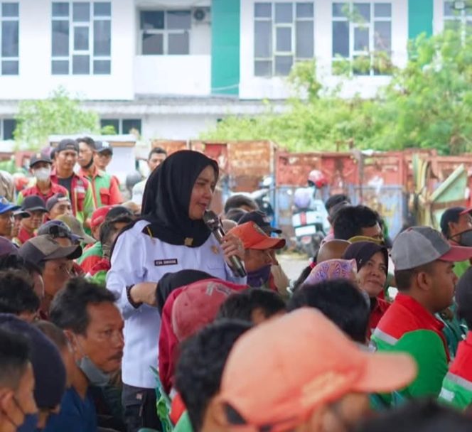 
					Walikota Bandar Lampung Hj. Eva Dwiana Salurkan Zakat, Infaq, dan Sedekah kepada Petugas Dinas Lingkungan Hidup