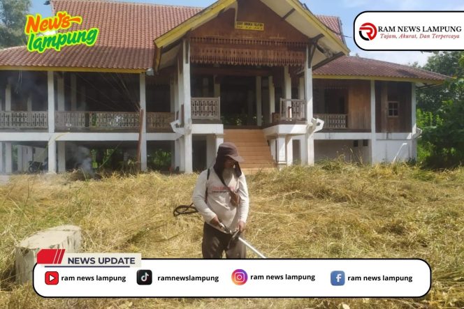 
					Warga Ketapang Kembali Gelar Gotong Royong di Balai Adat Sungkay
