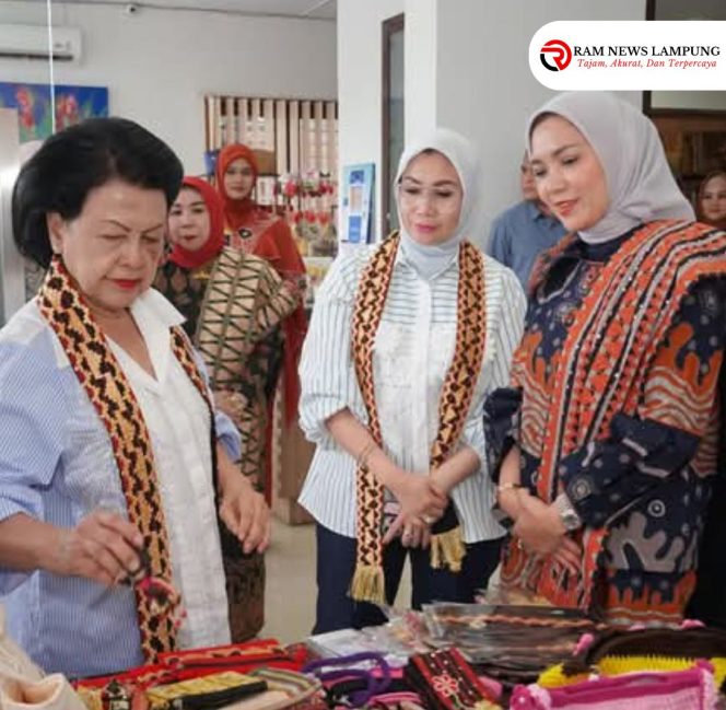 
					Lampung Dapat Kehormatan, Ketua Umum IAD Kunjungi Dekranasda dan Apresiasi Wastra Lokal