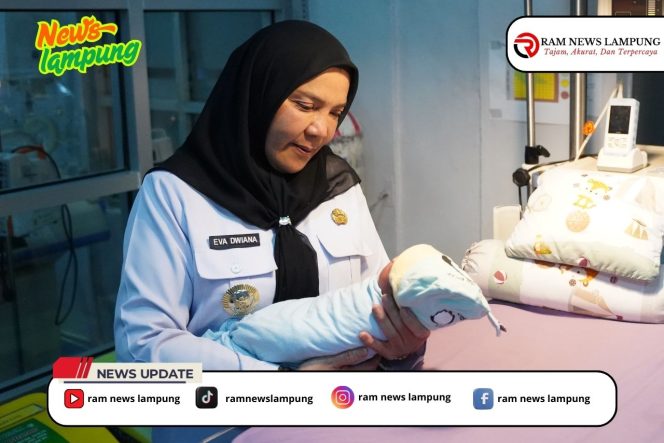 
					Jenguk Bayi Terlantar, Bunda Eva Doakan Tumbuh Jadi Anak yang Kuat