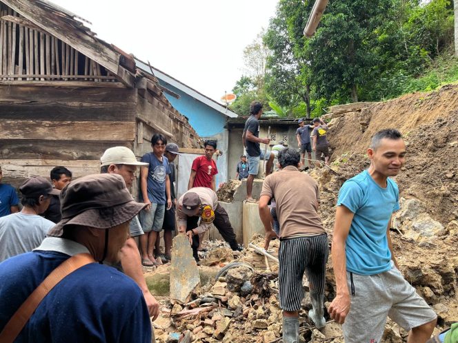 
					Wujud Kepedulian, Bhabinkamtibmas Polsek Padang Cermin Gotong Royong Bantu Warga Terdampak Longsor di Teluk Pandan