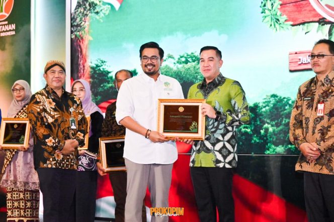 
					Kabupaten Pesawaran Raih Penghargaan Nasional Perhutanan Sosial 2025