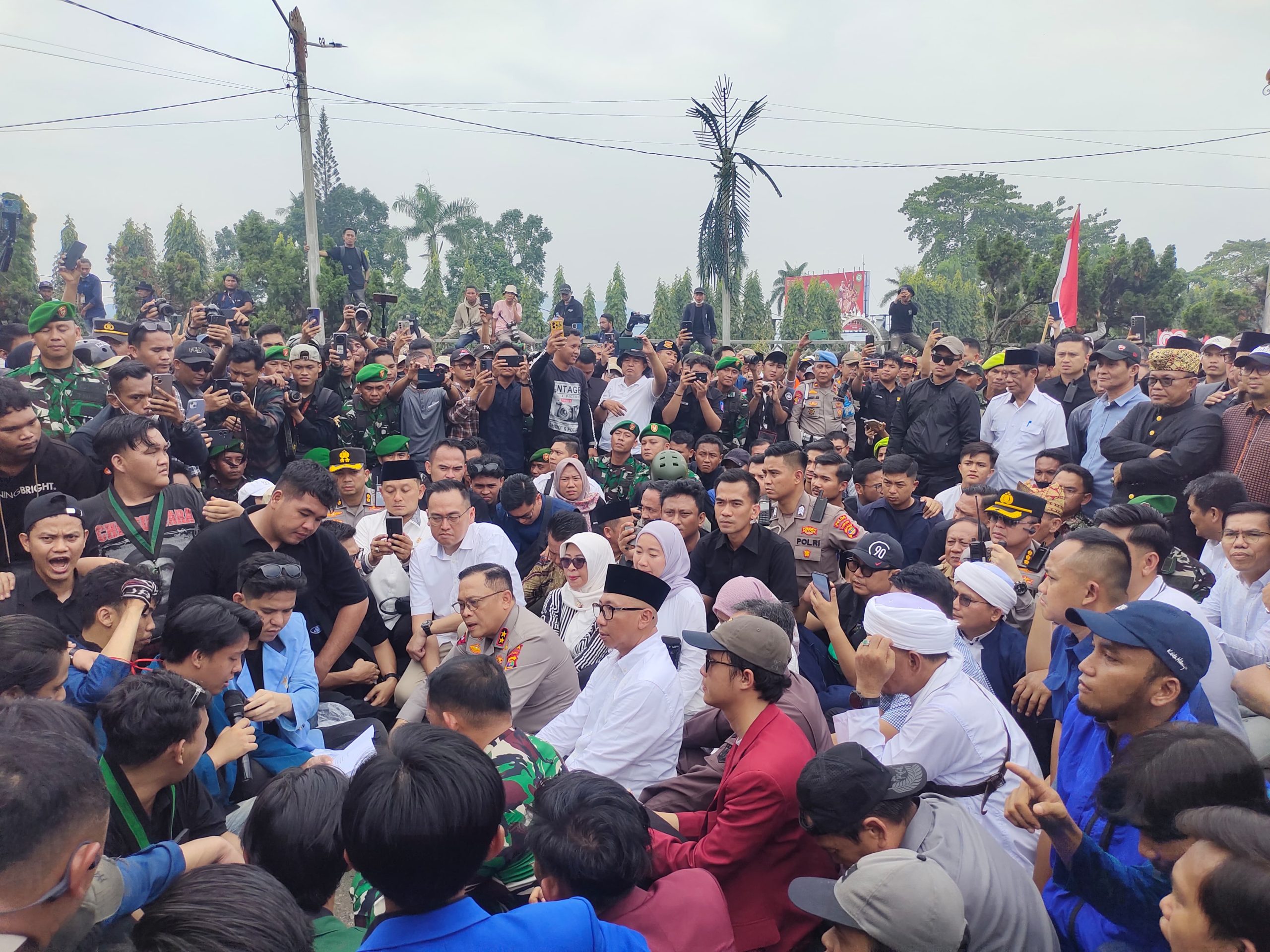 Gubernur Mirza Duduk Bersama Massa Aliansi Lampung Melawan